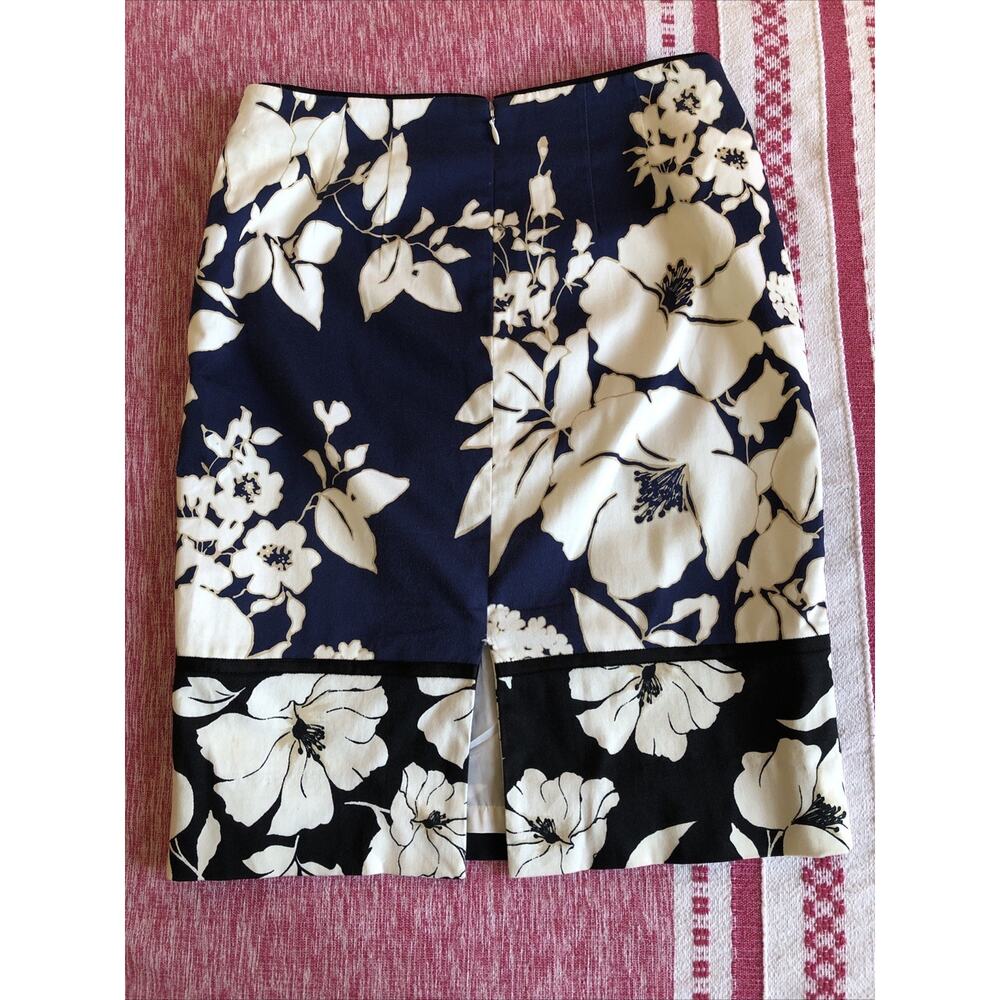 White House Black Market Black Navy Blue White Floral Pencil Skirt Size 4 Lined - Picture 4 of 7